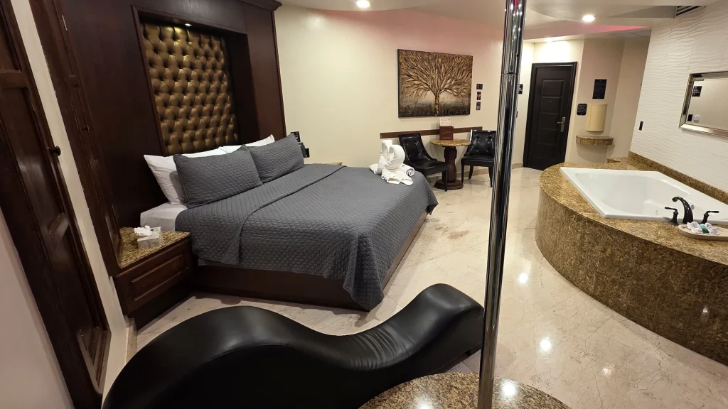 VIP Jacuzzi Room at Motel La Cúpula in Ciudad Juárez, photo 18
