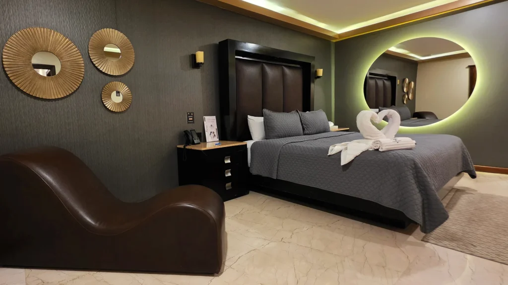 Recámara del Salón Master Doble VIP con cama King Size y sillón Kamasutra